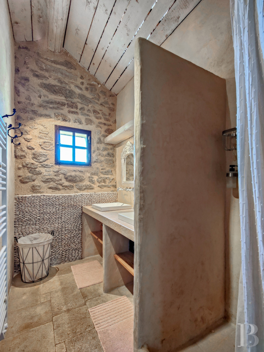 Dans le Vaucluse, aux environs de Beaumes-de-Venise,  une ancienne ferme du 18e siècle bordée de vignes - photo  n°29